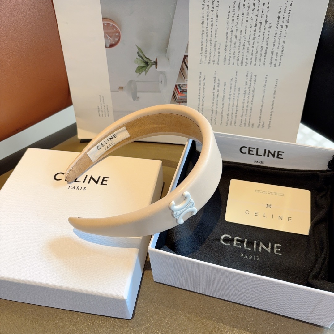 配包装
CELINE（赛琳）凯旋门经典羊皮新款发箍，女神必备头箍，非常舒时尚百搭，舒适潮流款！