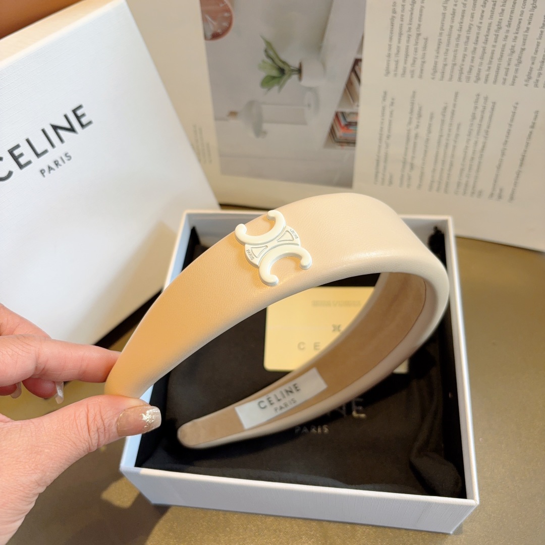 配包装
CELINE（赛琳）凯旋门经典羊皮新款发箍，女神必备头箍，非常舒时尚百搭，舒适潮流款！