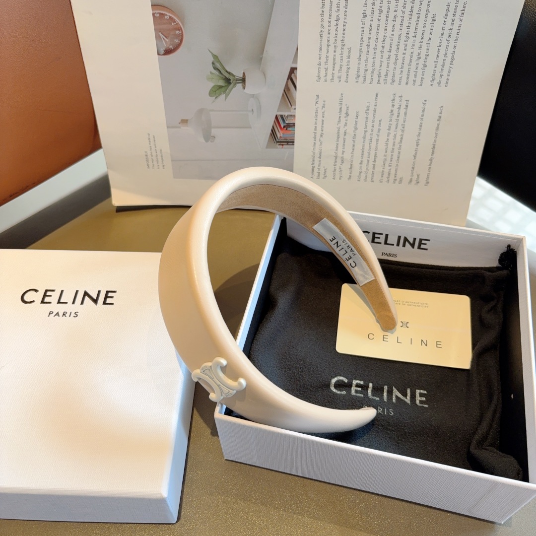 配包装
CELINE（赛琳）凯旋门经典羊皮新款发箍，女神必备头箍，非常舒时尚百搭，舒适潮流款！