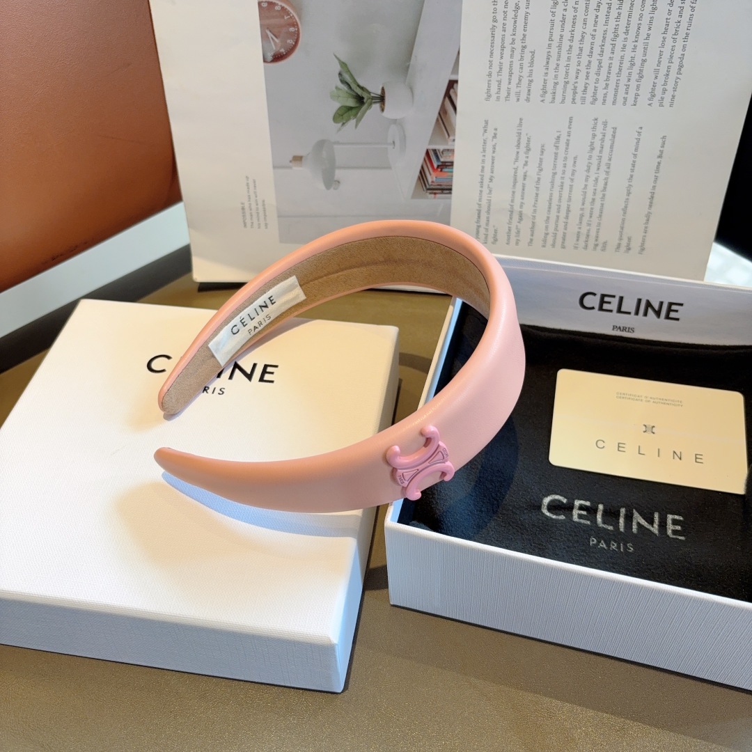 配包装
CELINE（赛琳）凯旋门经典羊皮新款发箍，女神必备头箍，非常舒时尚百搭，舒适潮流款！