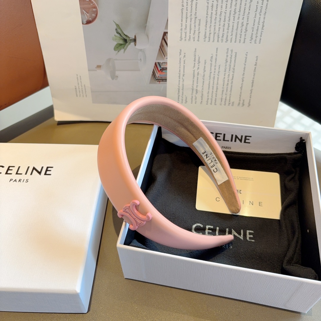 配包装
CELINE（赛琳）凯旋门经典羊皮新款发箍，女神必备头箍，非常舒时尚百搭，舒适潮流款！