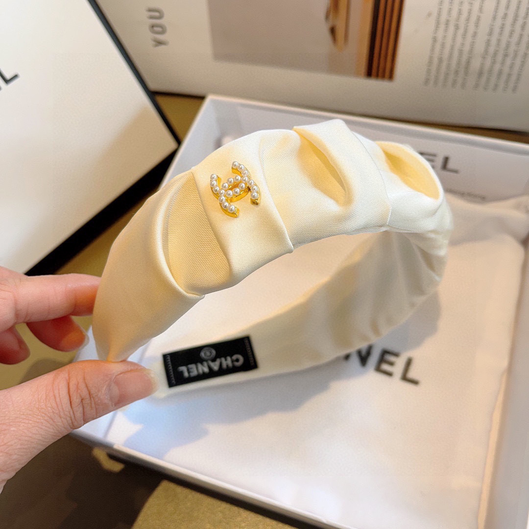 配包装
CHANEL（香奈儿）最新款小香发箍，新品巨显脸小头箍，网红爆款推荐 搭配高端双Ｃlogo ，超