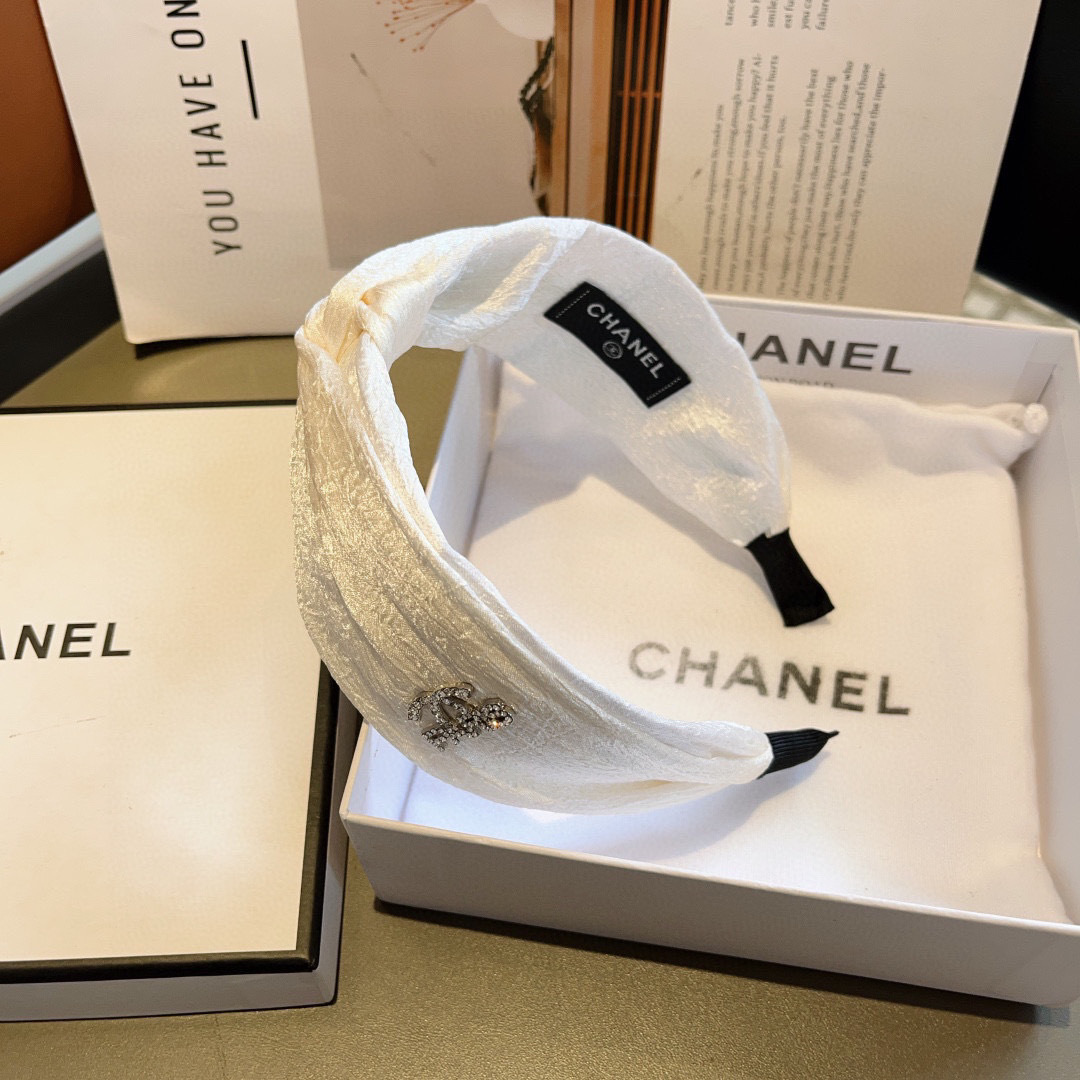 配包装
CHANEL（香奈儿）新款精美字母宽边发箍，复古网红爆款头箍 搭配高端材质，超精致，时尚高级感百