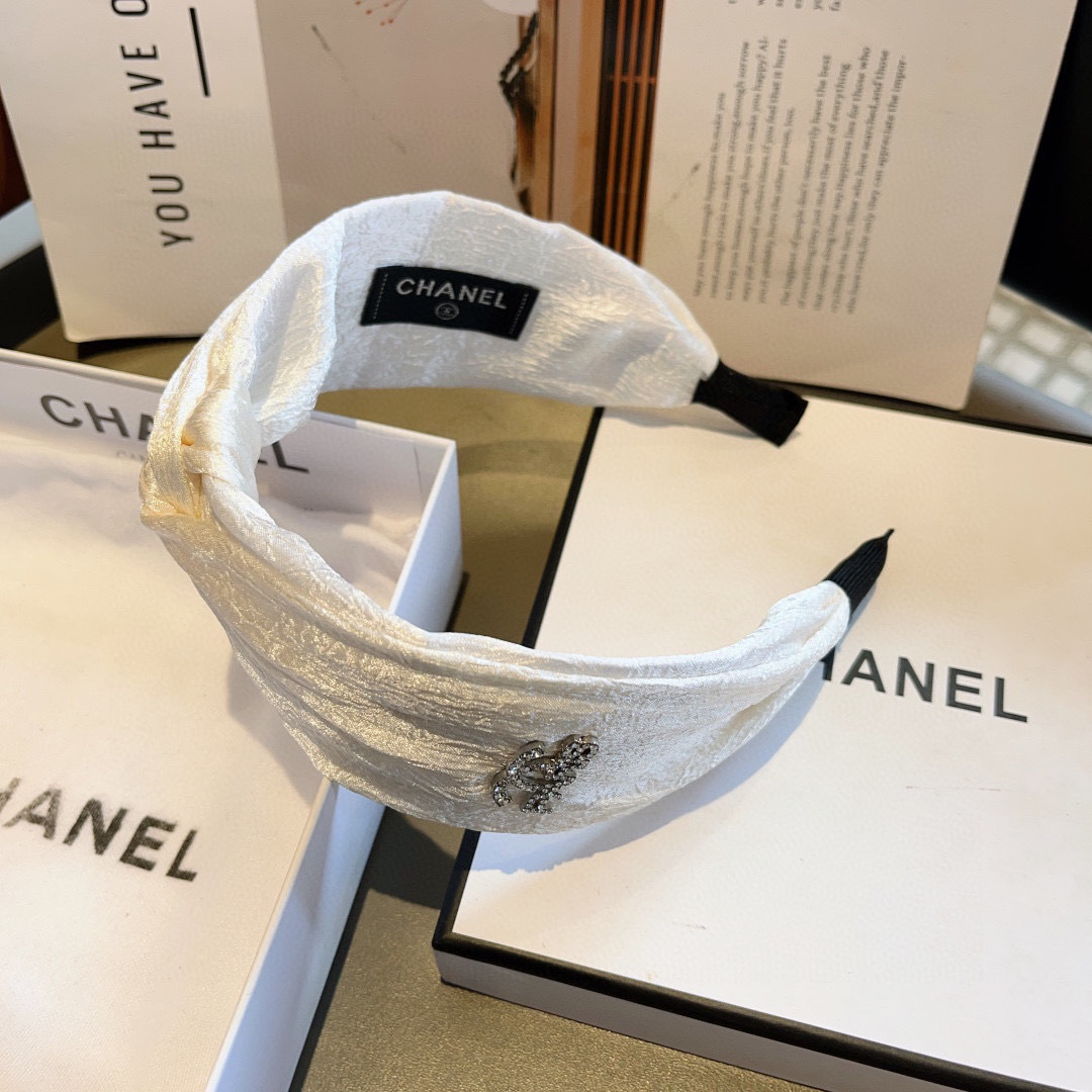 配包装
CHANEL（香奈儿）新款精美字母宽边发箍，复古网红爆款头箍 搭配高端材质，超精致，时尚高级感百