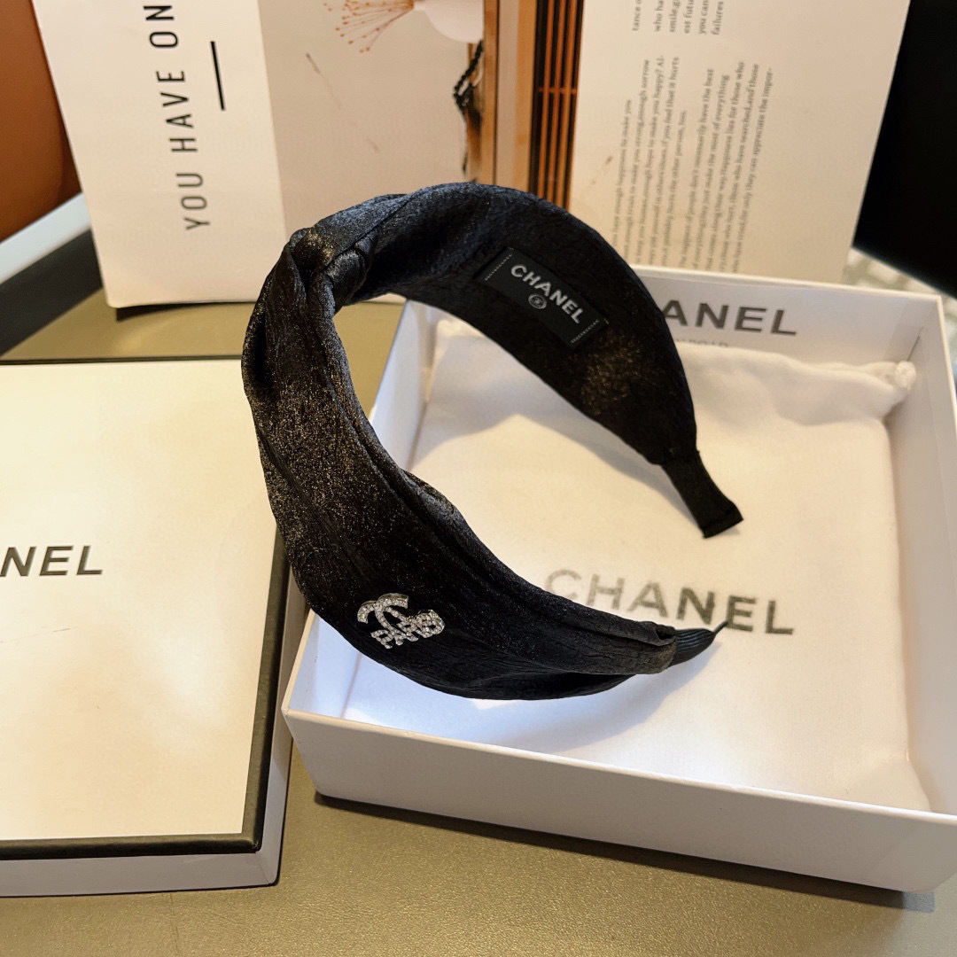 配包装
CHANEL（香奈儿）新款精美字母宽边发箍，复古网红爆款头箍 搭配高端材质，超精致，时尚高级感百