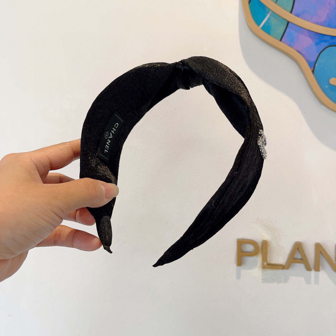配包装
CHANEL（香奈儿）新款精美字母宽边发箍，复古网红爆款头箍 搭配高端材质，超精致，时尚高级感百