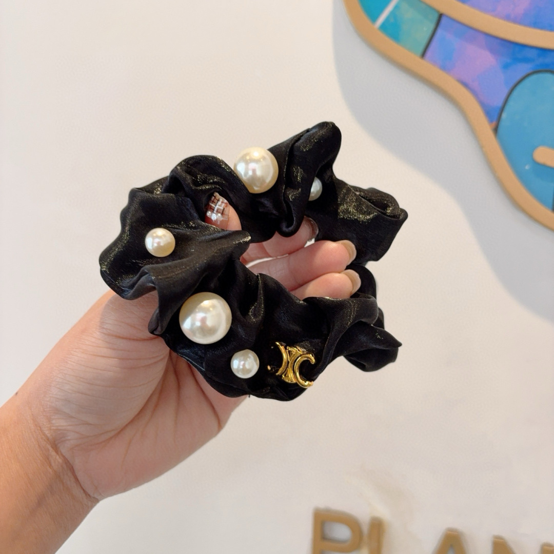 配包装
CELINE（赛琳）凯旋门欧根纱大珍珠发圈，精致肠圈皮筋，佩戴舒适无压力，造型搭配必备！非常时尚