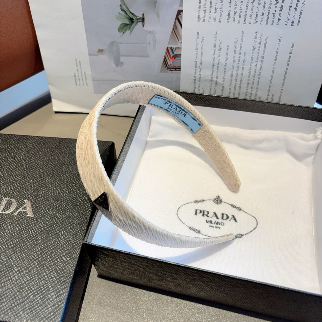 配包装
PRADA （普拉达）新款潮流字母发箍。气质女神必备单品，非常百搭，时尚潮流， 戴上它满满的高大