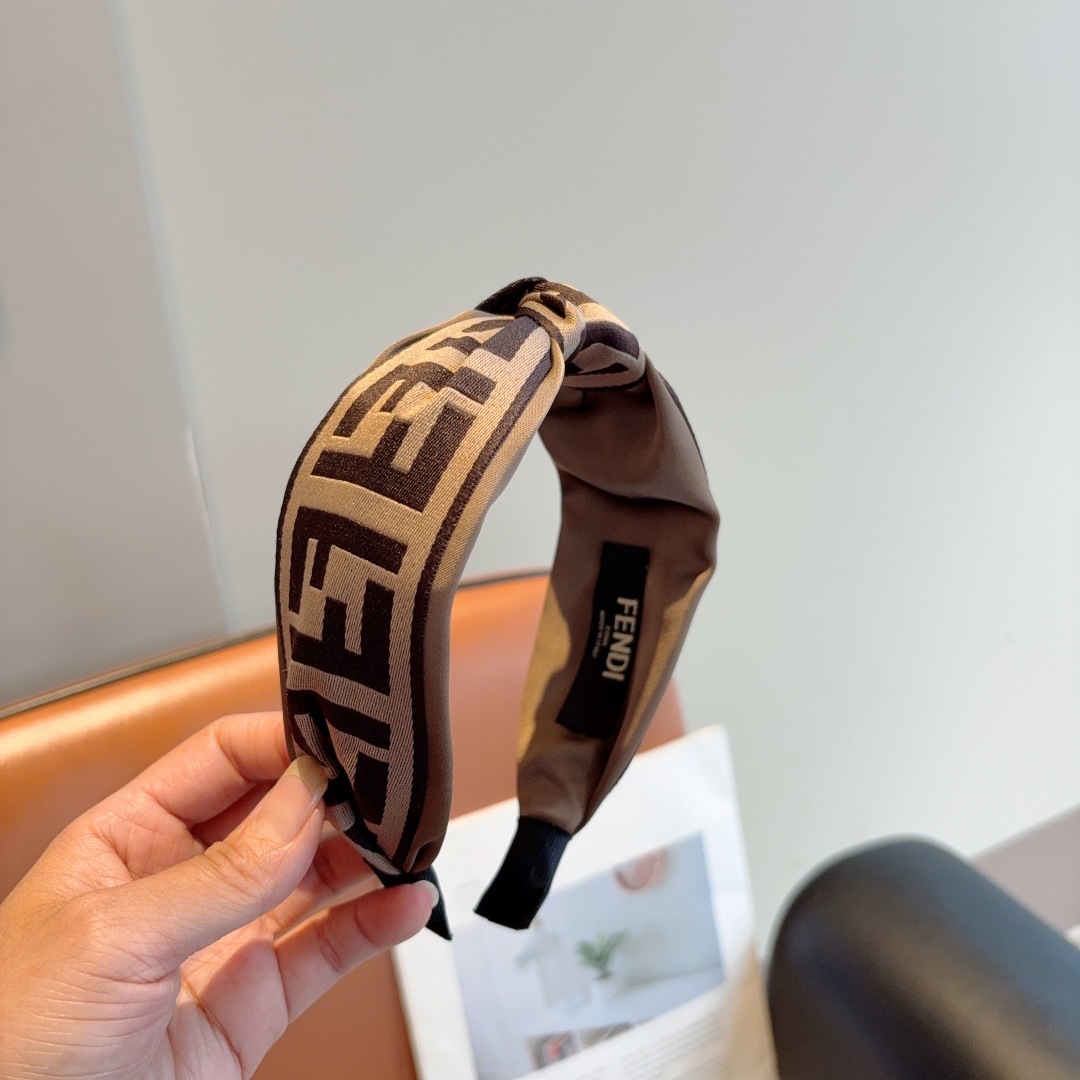 配包装
FENDI 芬迪 经典新款双F发箍，复古头箍，简约百搭，潮女必备品，超级的高大上！