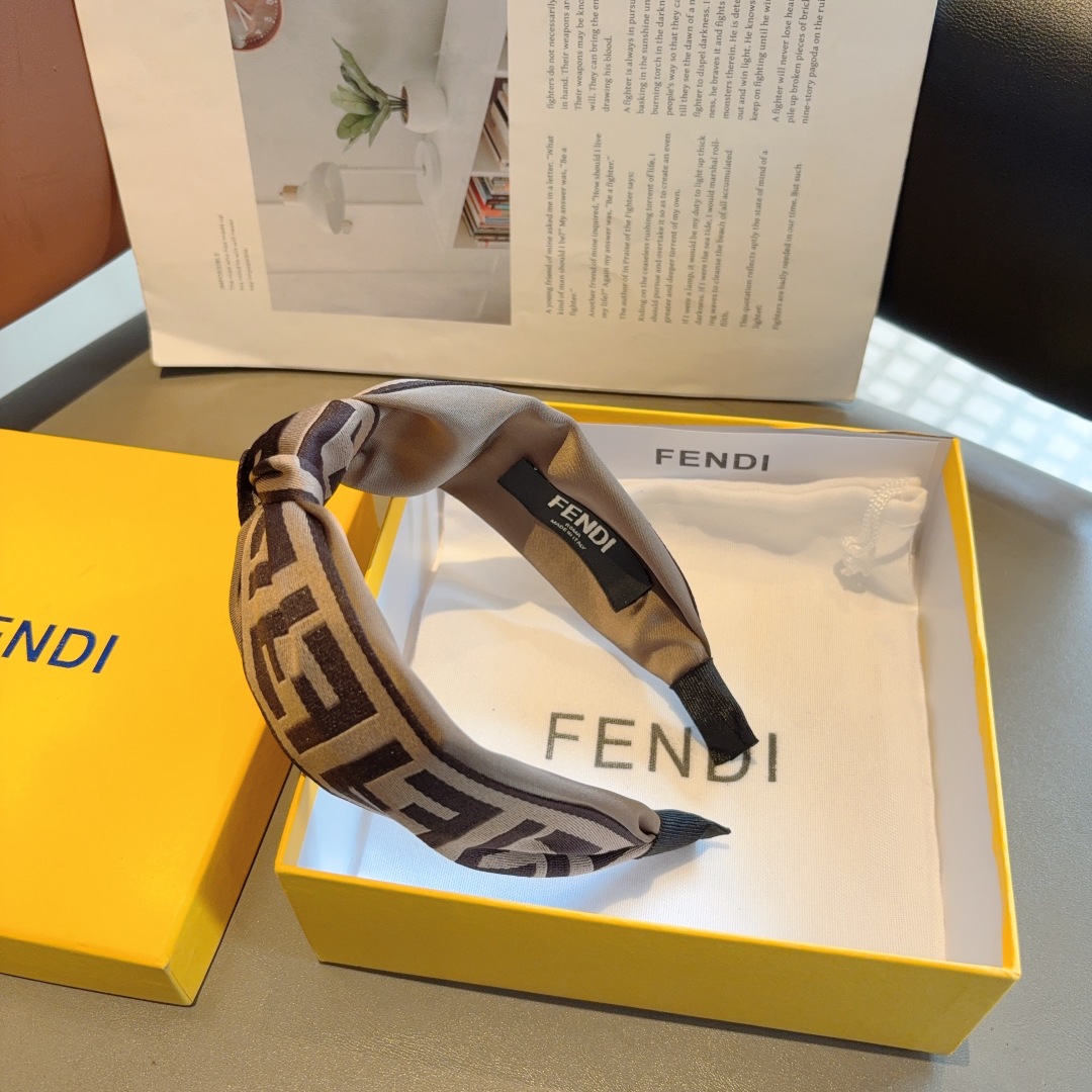 配包装
FENDI 芬迪 经典新款双F发箍，复古头箍，简约百搭，潮女必备品，超级的高大上！