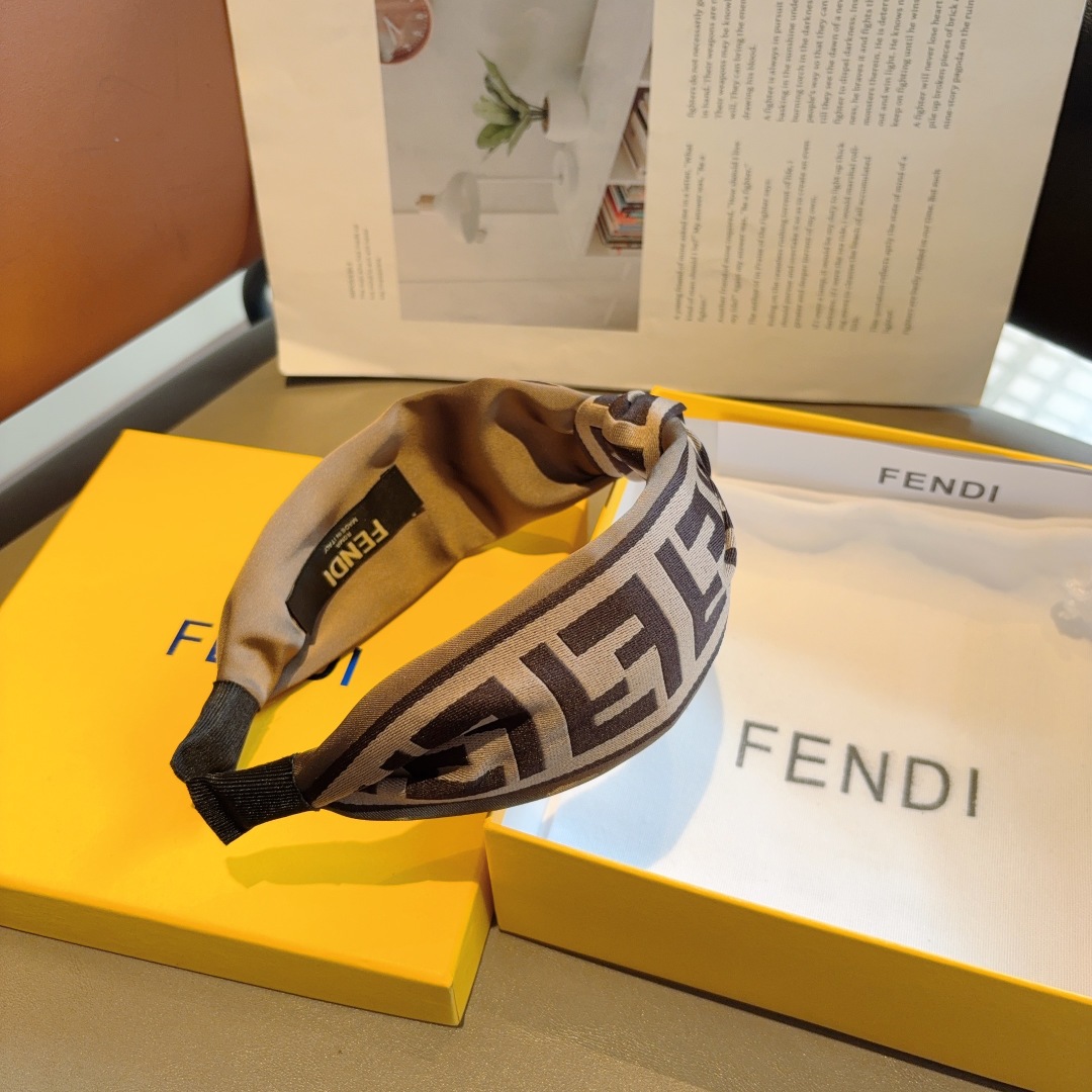 配包装
FENDI 芬迪 经典新款双F发箍，复古头箍，简约百搭，潮女必备品，超级的高大上！