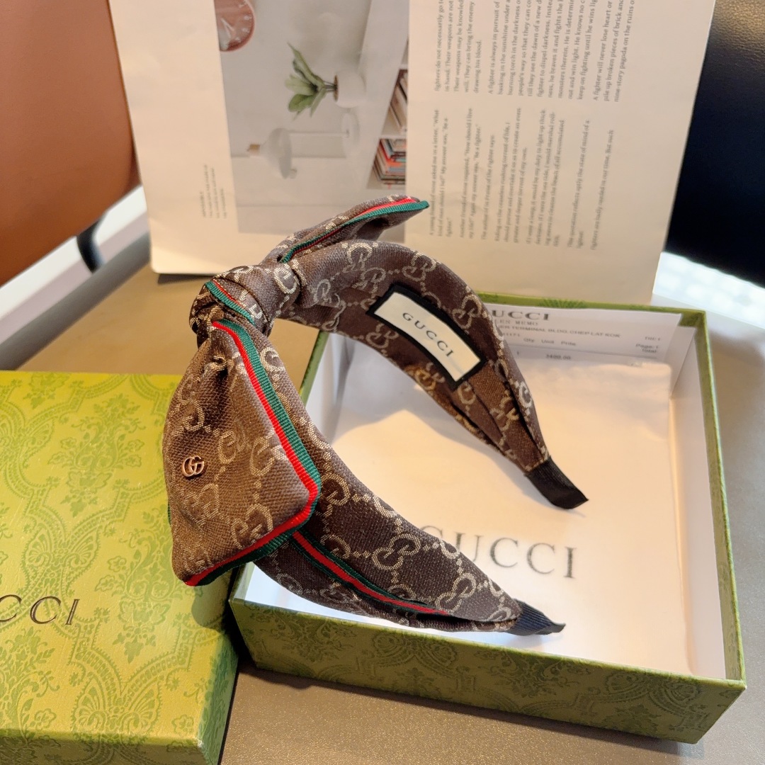 配包装
Gucci古奇 经典老花蝴蝶结宽边发箍，女神外出必备单品，非常百搭，时尚潮流！