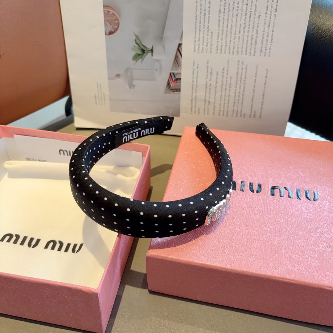 配包装
miumiu 缪缪  新款波点海绵发箍，金属字母logo头箍！特制面料简约洋气显质感、经典百搭少