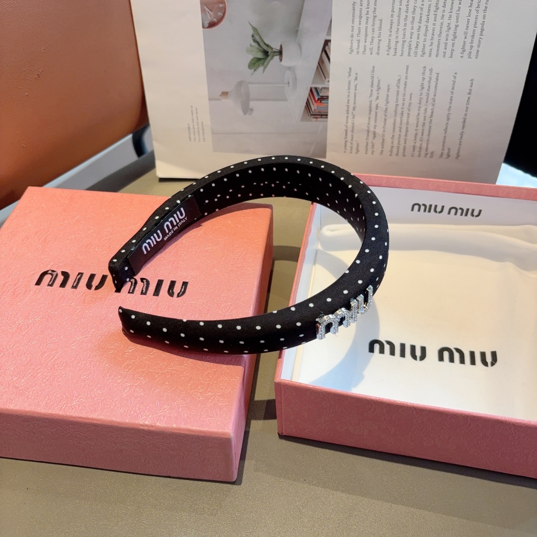 配包装
miumiu 缪缪  新款波点海绵发箍，金属字母logo头箍！特制面料简约洋气显质感、经典百搭少