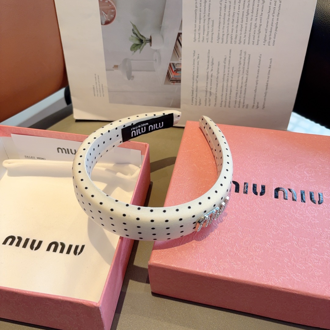 配包装
miumiu 缪缪  新款波点海绵发箍，金属字母logo头箍！特制面料简约洋气显质感、经典百搭少