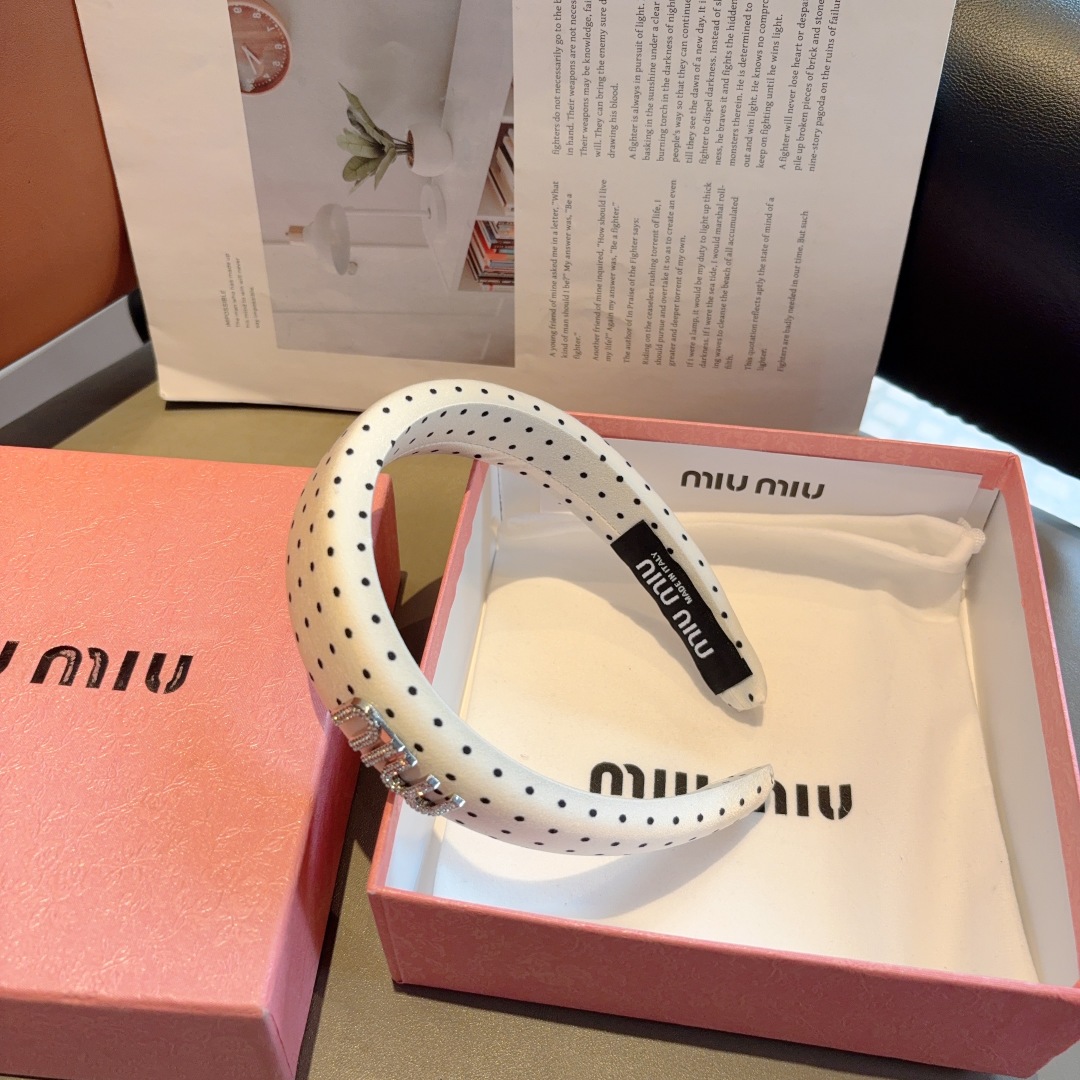 配包装
miumiu 缪缪  新款波点海绵发箍，金属字母logo头箍！特制面料简约洋气显质感、经典百搭少