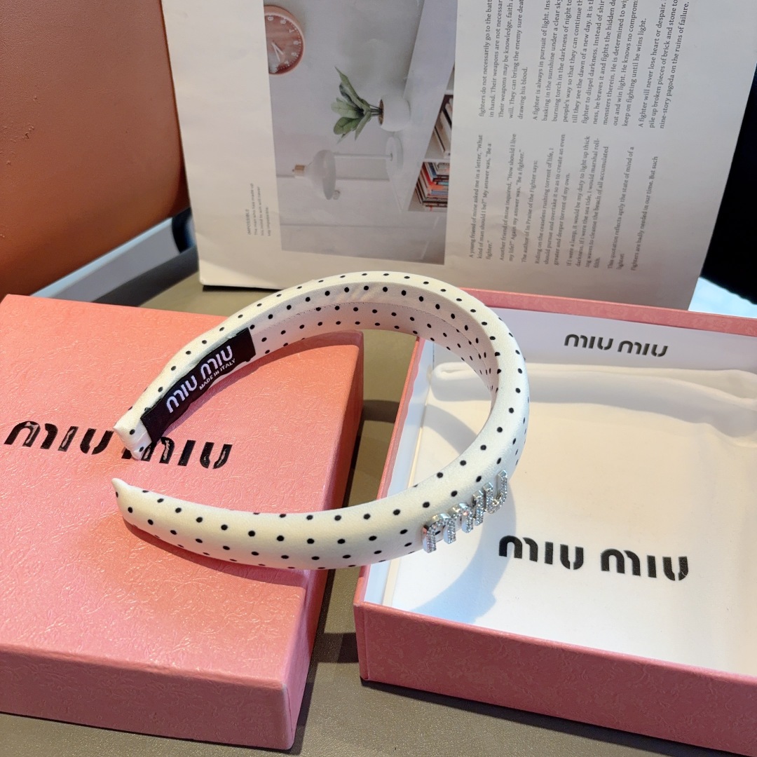 配包装
miumiu 缪缪  新款波点海绵发箍，金属字母logo头箍！特制面料简约洋气显质感、经典百搭少