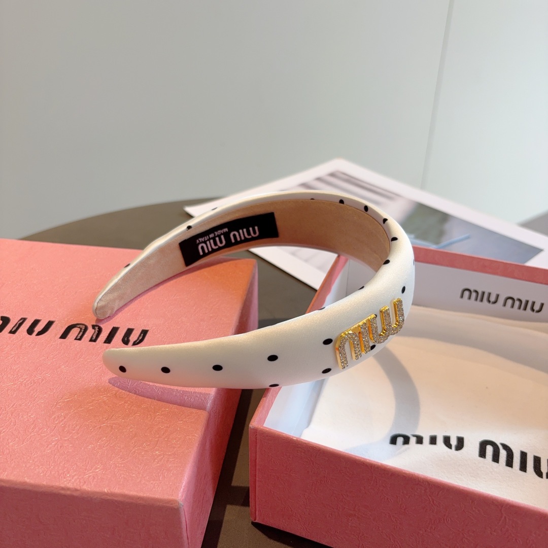 配包装
miumiu 缪缪  新款波点海绵发箍，金属字母logo头箍！特制面料简约洋气显质感、经典百搭少