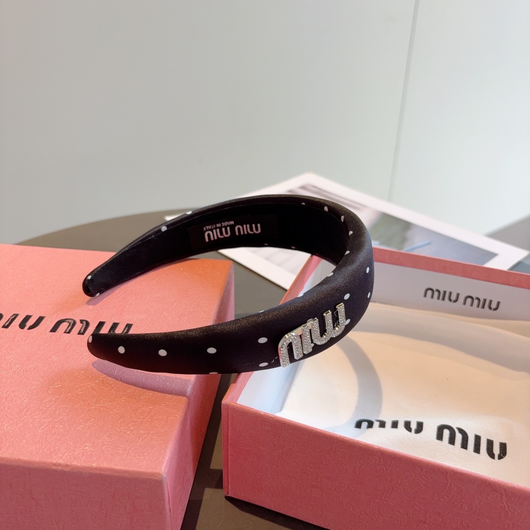 配包装
miumiu 缪缪  新款波点海绵发箍，金属字母logo头箍！特制面料简约洋气显质感、经典百搭少
