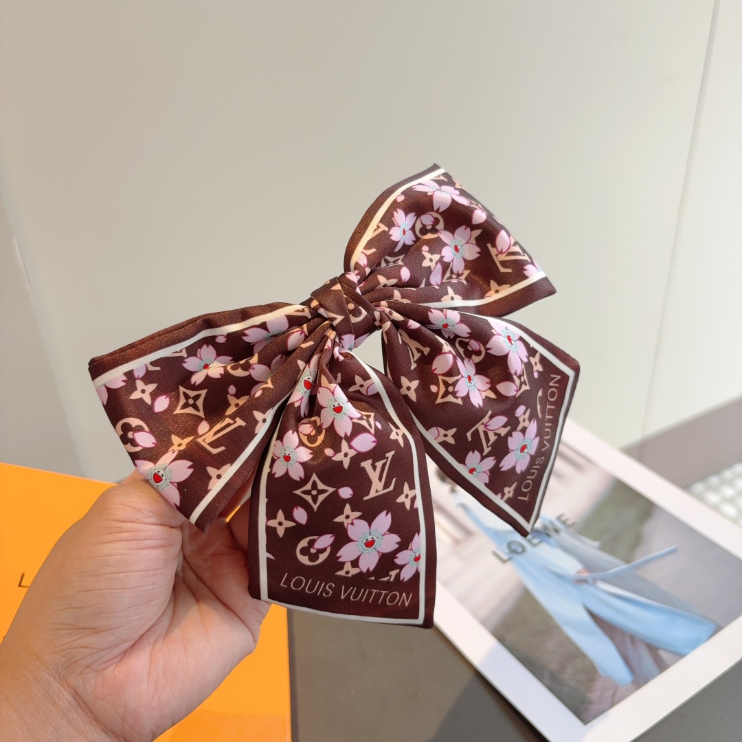 配包装
LV （路易威登）爆款村上隆樱花🌸系列蝴蝶结发夹 弹弓夹 ♥ 经典蝴蝶结头饰，超级百搭哦！敲黑板