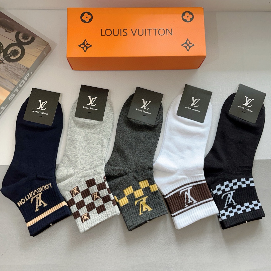 配包装（一盒5双） 
🌟 LV 路易威登 超火爆男款中筒袜子、纯棉面料，潮人必备款，个性时尚百搭款，！你