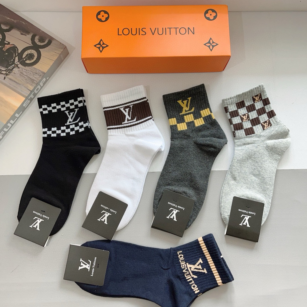 配包装（一盒5双） 
🌟 LV 路易威登 超火爆男款中筒袜子、纯棉面料，潮人必备款，个性时尚百搭款，！你