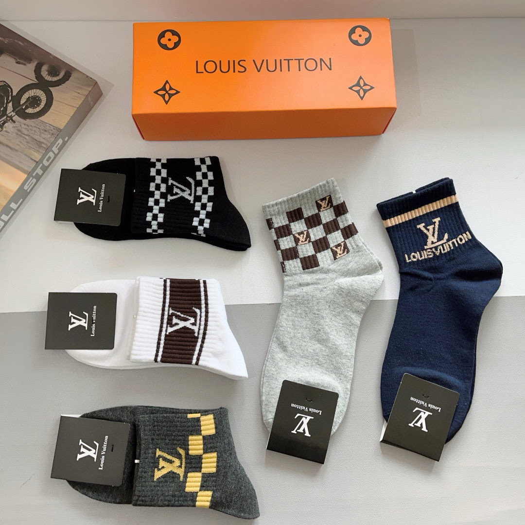 配包装（一盒5双） 
🌟 LV 路易威登 超火爆男款中筒袜子、纯棉面料，潮人必备款，个性时尚百搭款，！你