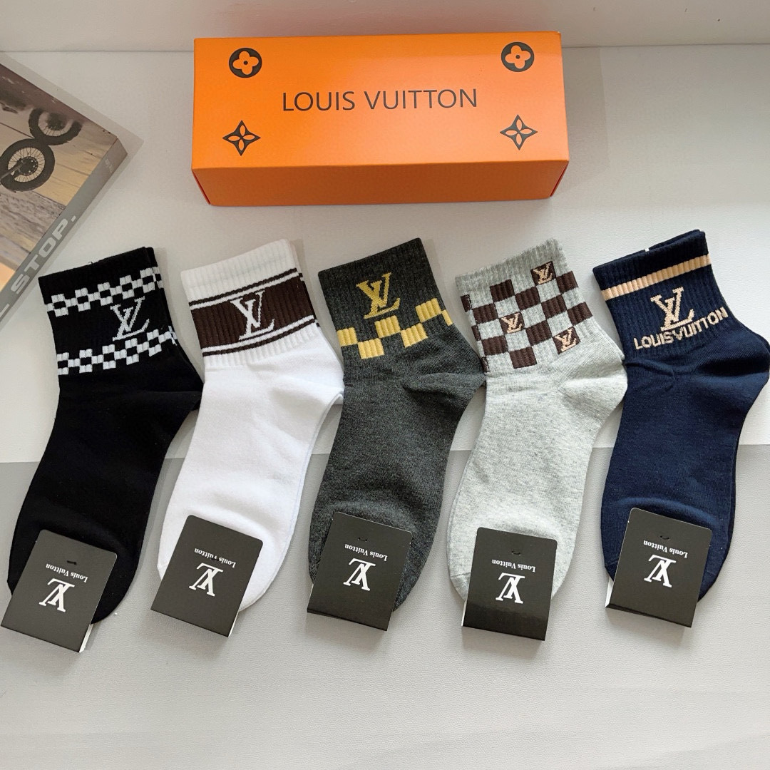配包装（一盒5双） 
🌟 LV 路易威登 超火爆男款中筒袜子、纯棉面料，潮人必备款，个性时尚百搭款，！你