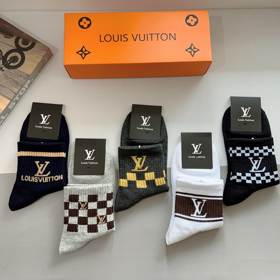 配包装（一盒5双） 
🌟 LV 路易威登 超火爆男款中筒袜子、纯棉面料，潮人必备款，个性时尚百搭款，！你