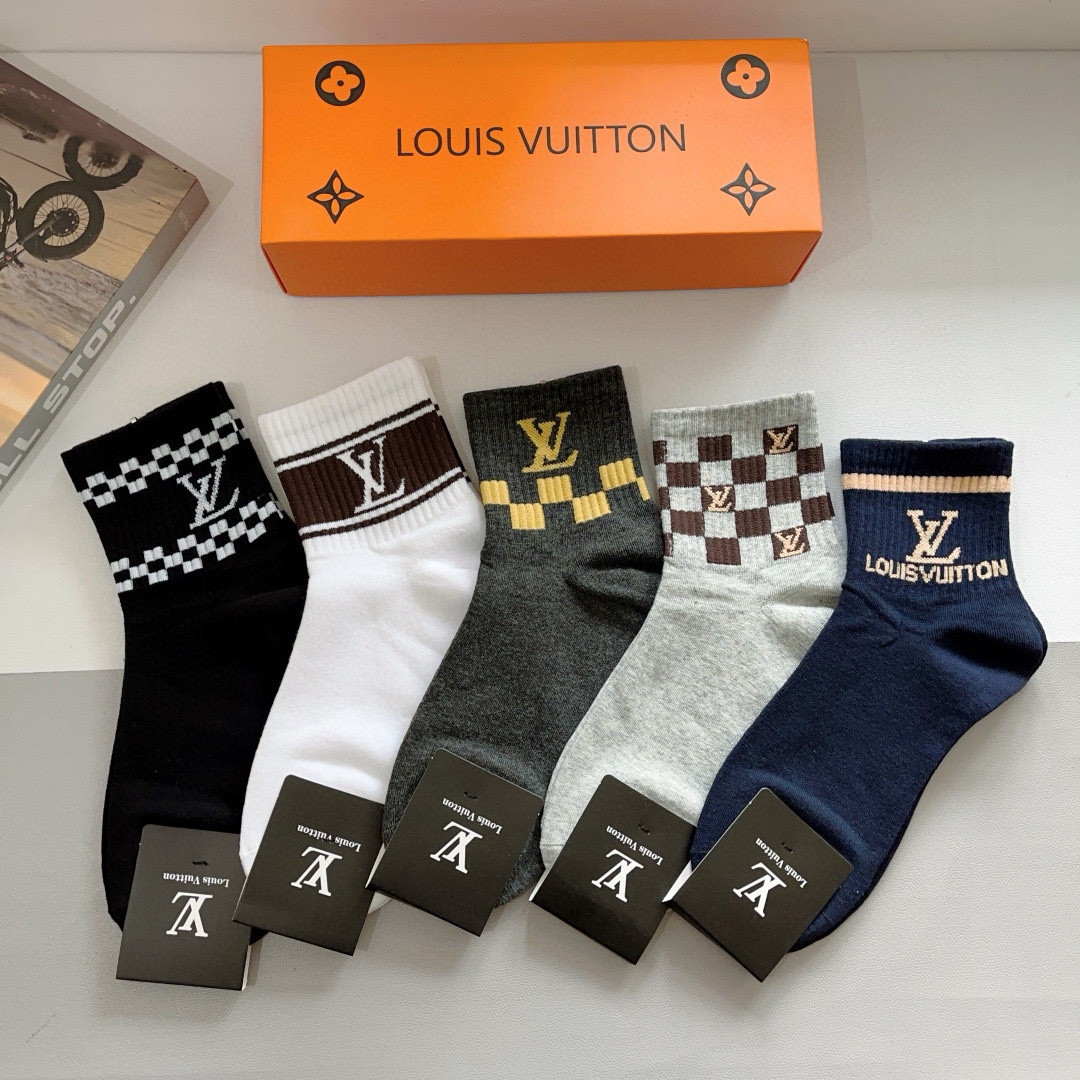配包装（一盒5双） 
🌟 LV 路易威登 超火爆男款中筒袜子、纯棉面料，潮人必备款，个性时尚百搭款，！你