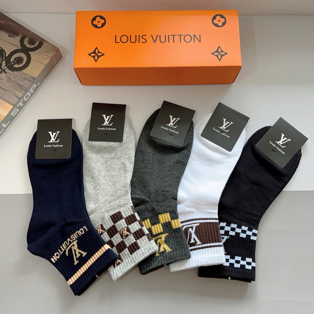 配包装（一盒5双） 
🌟 LV 路易威登 超火爆男款中筒袜子、纯棉面料，潮人必备款，个性时尚百搭款，！你