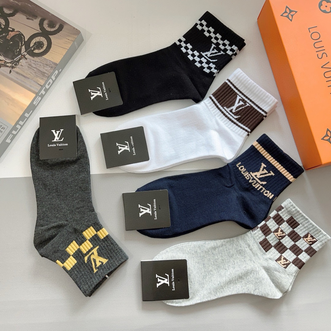 配包装（一盒5双） 
🌟 LV 路易威登 超火爆男款中筒袜子、纯棉面料，潮人必备款，个性时尚百搭款，！你