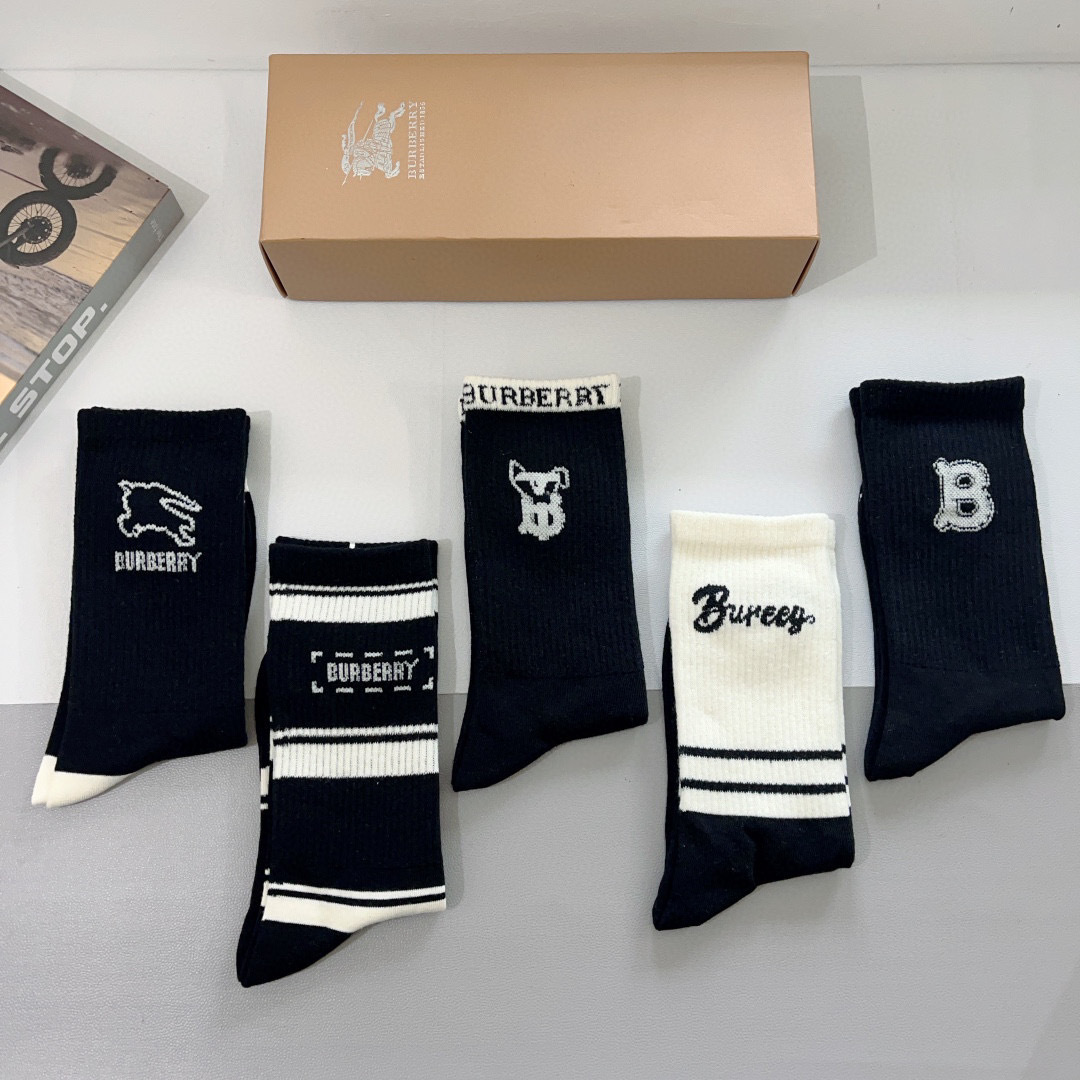 配包装（一盒5双）
🌟Burberry 巴宝莉 超火小单品男女通用长筒袜子，纯棉面料，潮人必备  经典款