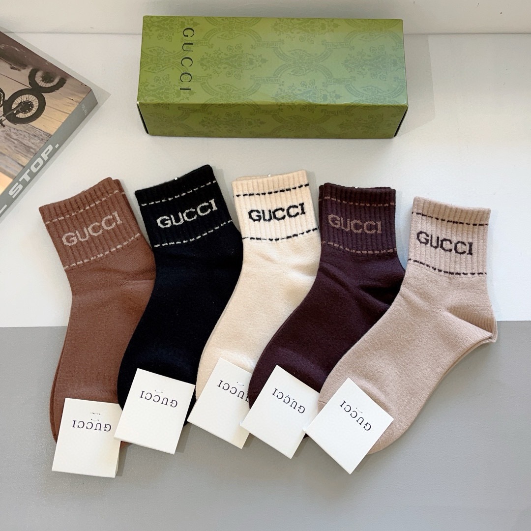 配包装（一盒5双） 
🌟 Gucci（古奇）超火爆高版本羊绒面料经典中筒袜子，个性时尚百搭款，！你值得拥
