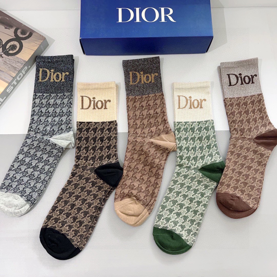 配包装（一盒5双）
Dior 迪奥 新款小腿长筒袜子！纯棉面料，火爆Ｄ字母图案，专柜同步袜子，💛大牌出街