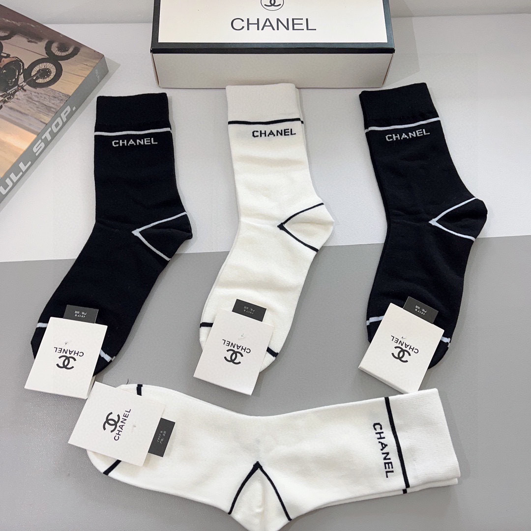 配包装（一盒4双）
CHANEL 香奈儿经典袜子❗️高版本纯棉材质柔软，秒杀市场普通货，经典的双C图案l