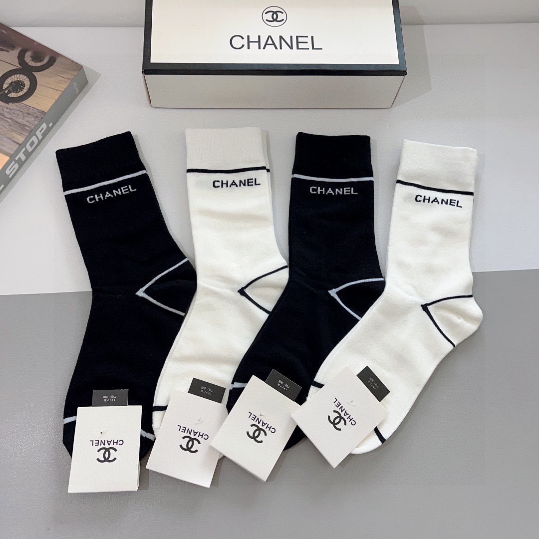 配包装（一盒4双）
CHANEL 香奈儿经典袜子❗️高版本纯棉材质柔软，秒杀市场普通货，经典的双C图案l