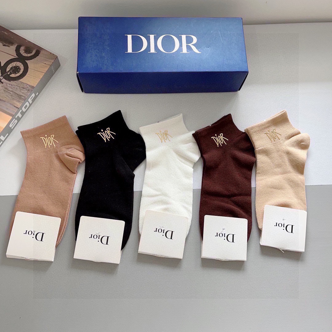 配包装（一盒5双）
Dior 迪奥 新款烫印字母罗口小腿袜子！爆款字母专柜同步中筒袜，💛大牌出街，潮人必