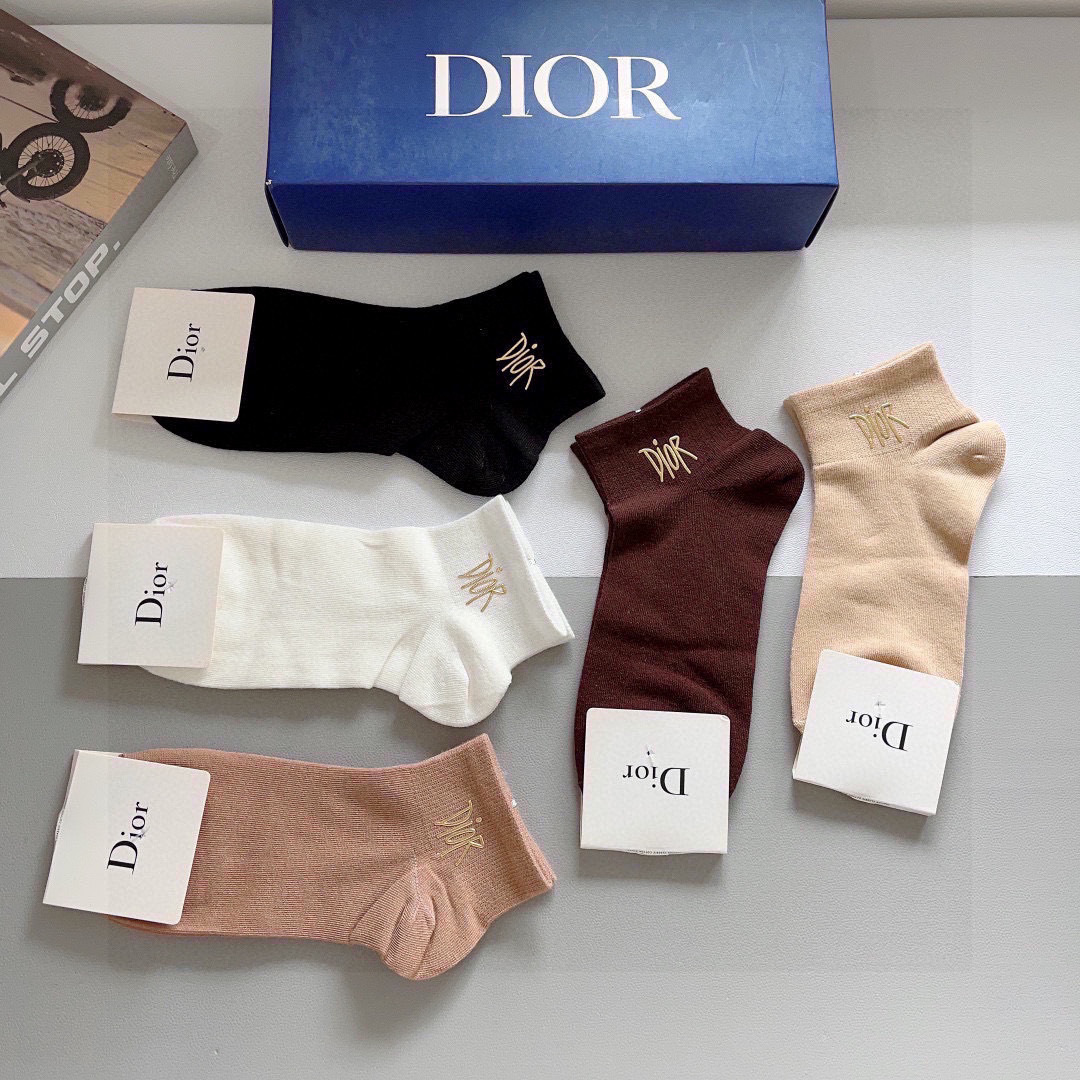 配包装（一盒5双）
Dior 迪奥 新款烫印字母罗口小腿袜子！爆款字母专柜同步中筒袜，💛大牌出街，潮人必