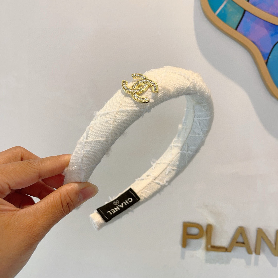 配包装
CHANEL（香奈儿）最新款小香发箍，新品巨显脸小头箍，网红爆款推荐 搭配高端双Ｃlogo ，超