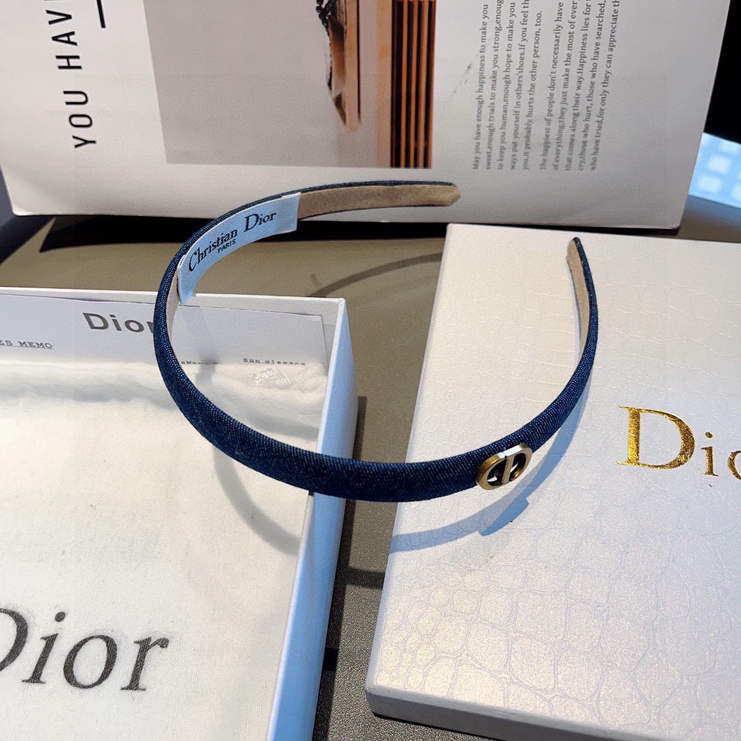 配包装
Dior（迪奥） 火爆新款窄版发箍,专柜品质 让你的魅力绽放 清新淑女范让时尚更简单。