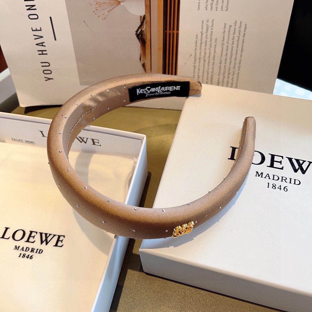配包装
LOEWE（罗意威）火爆新款海绵发箍💕特供面料头箍、尖端网红最新款来袭 ！ 让你的魅力绽放 清新