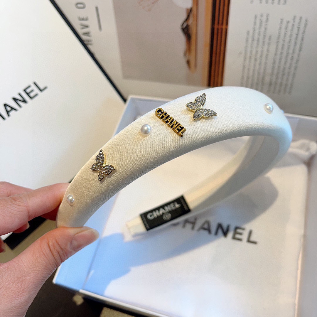 配包装
CHANEL（香奈儿）新款精美字母发箍，复古网红爆款头箍 搭配高端材质，超精致，时尚高级感百搭款