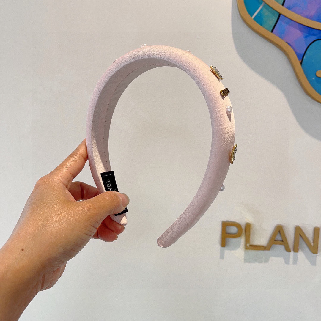 配包装
CHANEL（香奈儿）新款精美字母发箍，复古网红爆款头箍 搭配高端材质，超精致，时尚高级感百搭款