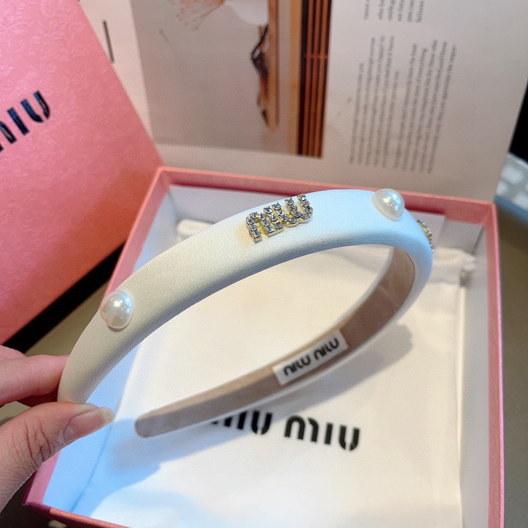 配包装
miumiu 缪缪  新款韩版褶皱字母发箍，细节全部实拍！水钻特制面料非常显质感、经典而又永不过