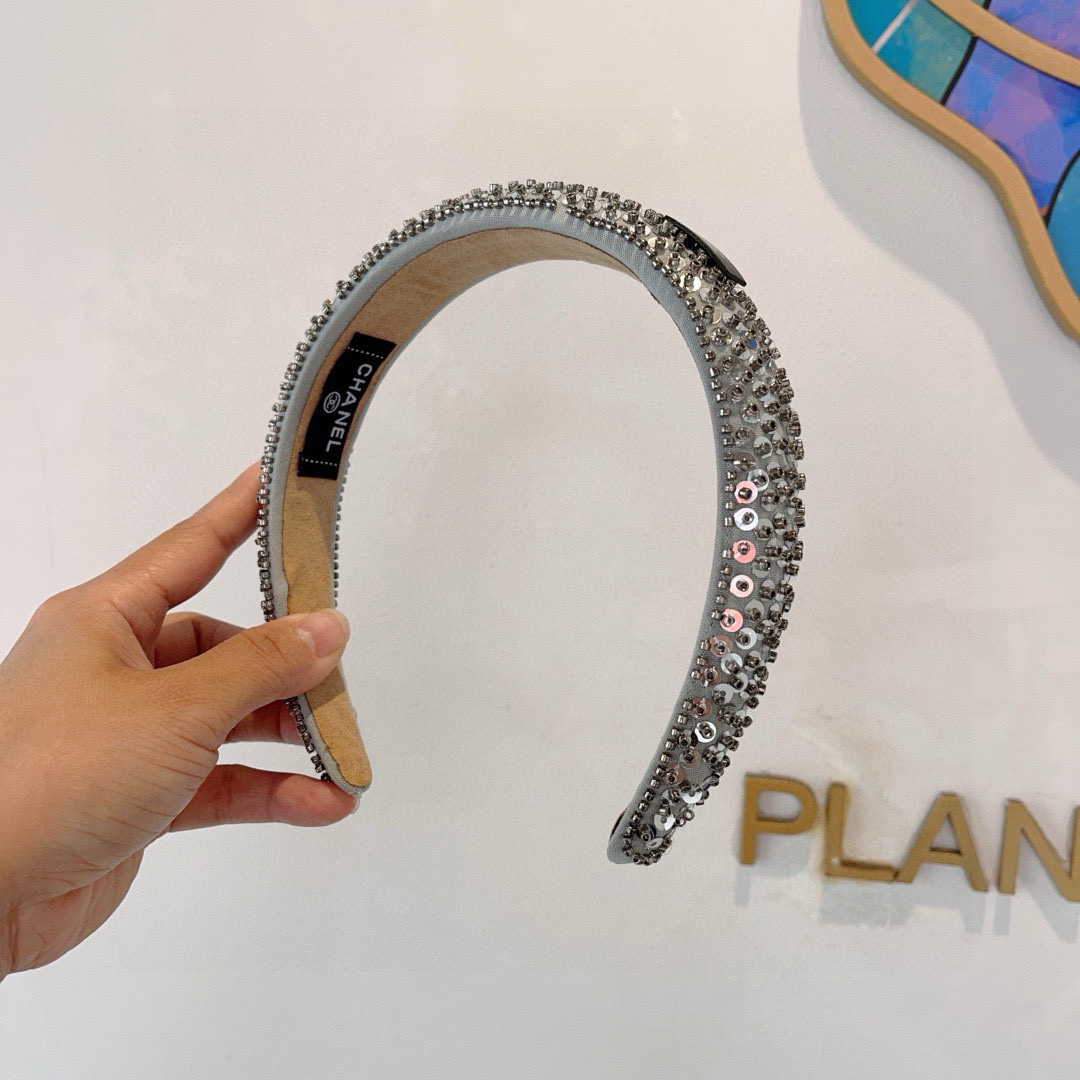 配包装
CHANEL（香奈儿）新款欧美亮片闪钻小香发箍，新品巨显脸小头箍，网红爆款推荐 搭配高端双Ｃlo