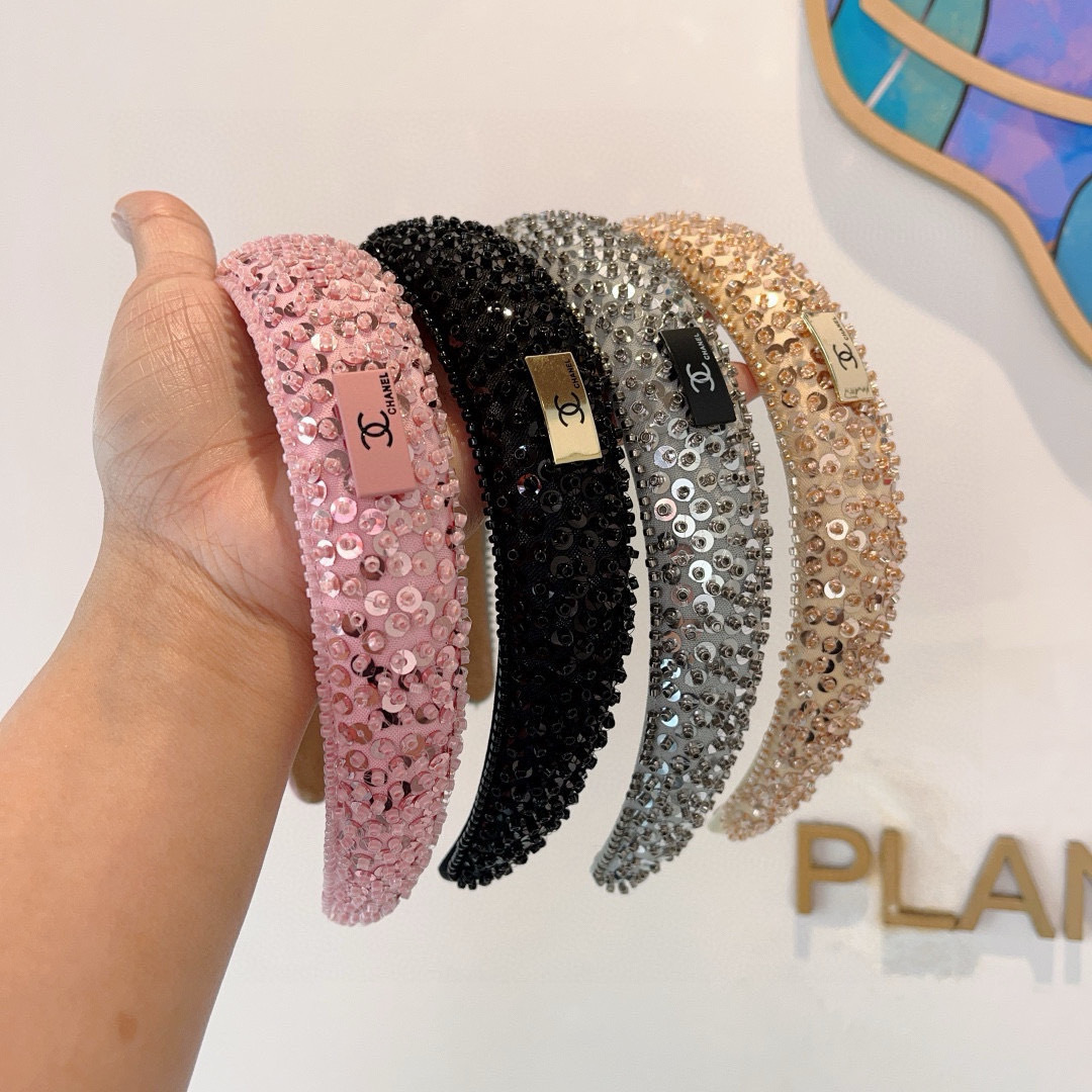 配包装
CHANEL（香奈儿）新款欧美亮片闪钻小香发箍，新品巨显脸小头箍，网红爆款推荐 搭配高端双Ｃlo