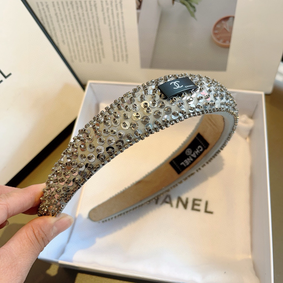 配包装
CHANEL（香奈儿）新款欧美亮片闪钻小香发箍，新品巨显脸小头箍，网红爆款推荐 搭配高端双Ｃlo