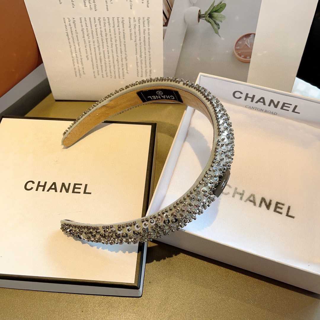 配包装
CHANEL（香奈儿）新款欧美亮片闪钻小香发箍，新品巨显脸小头箍，网红爆款推荐 搭配高端双Ｃlo