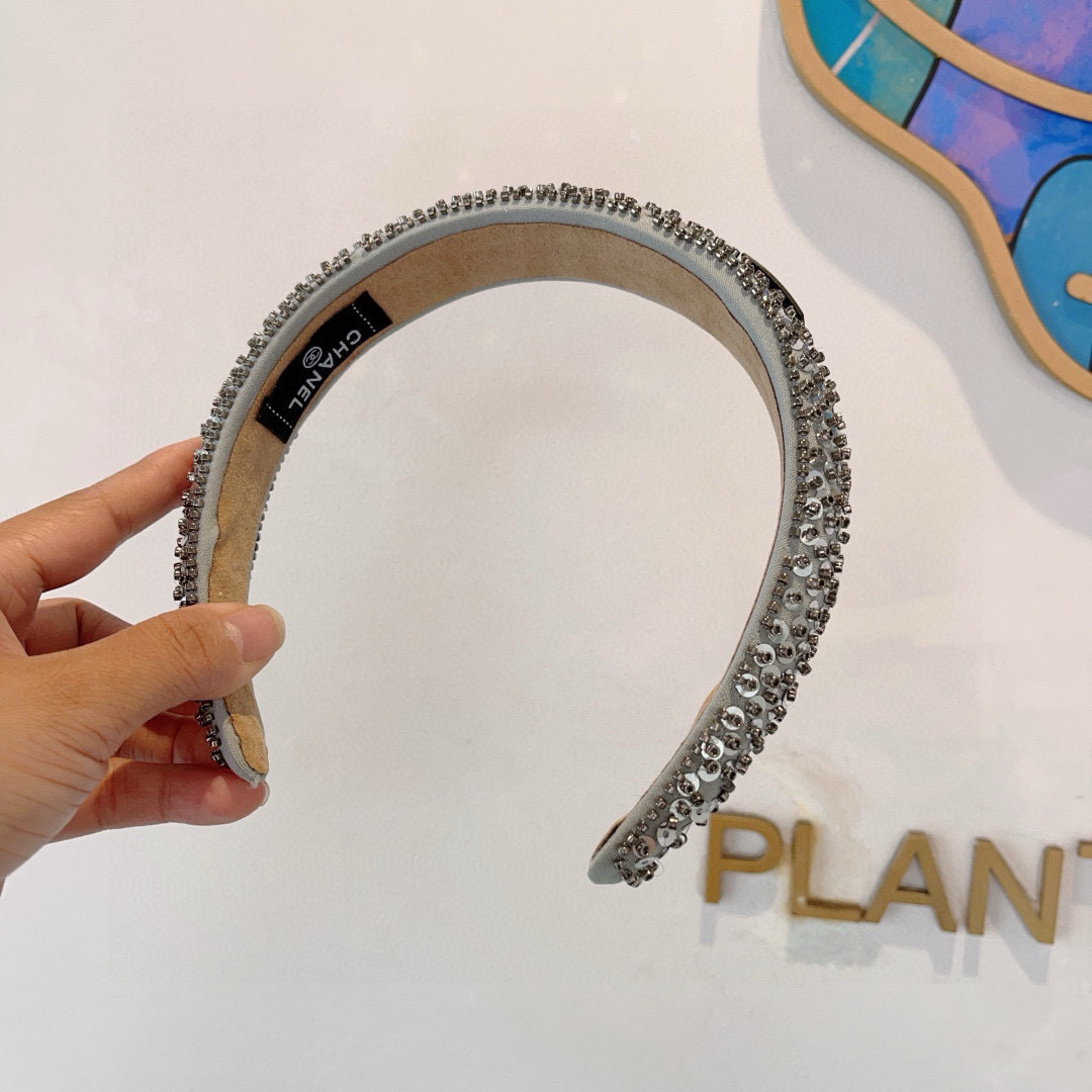 配包装
CHANEL（香奈儿）新款欧美亮片闪钻小香发箍，新品巨显脸小头箍，网红爆款推荐 搭配高端双Ｃlo